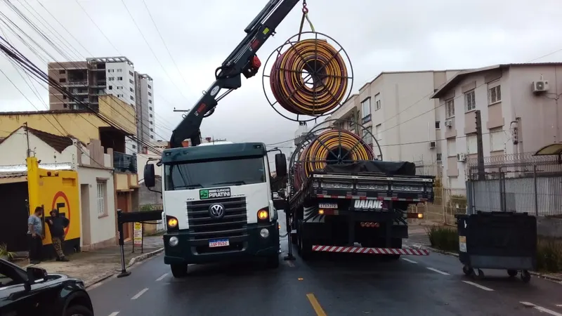 Munck da Guinchos Piratini com carga industrial posicionada
