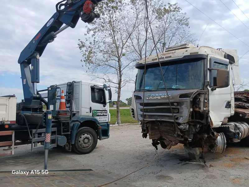 Guincho lança içando cabine de caminhão em resgate na rodovia